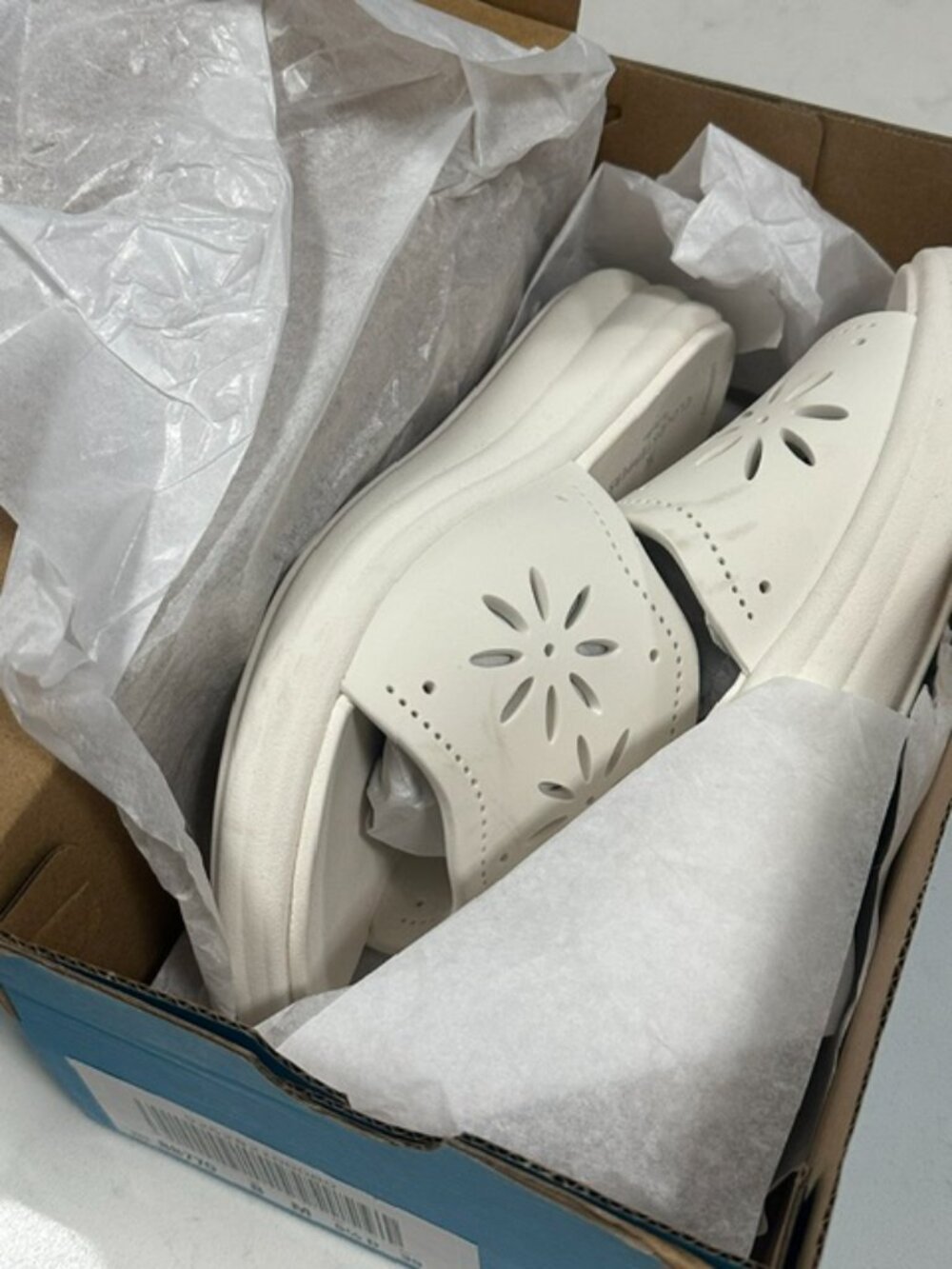 NIB Clarks Cloudsteppers Drift Floral Sandals White Size 8M - Picture 2 of 6